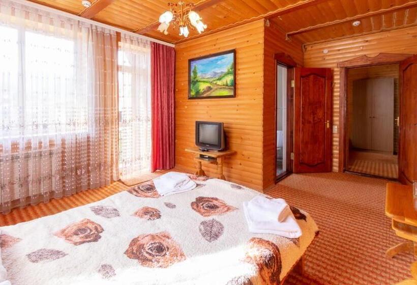 سوئیت با بالکن, у мар яни і назара