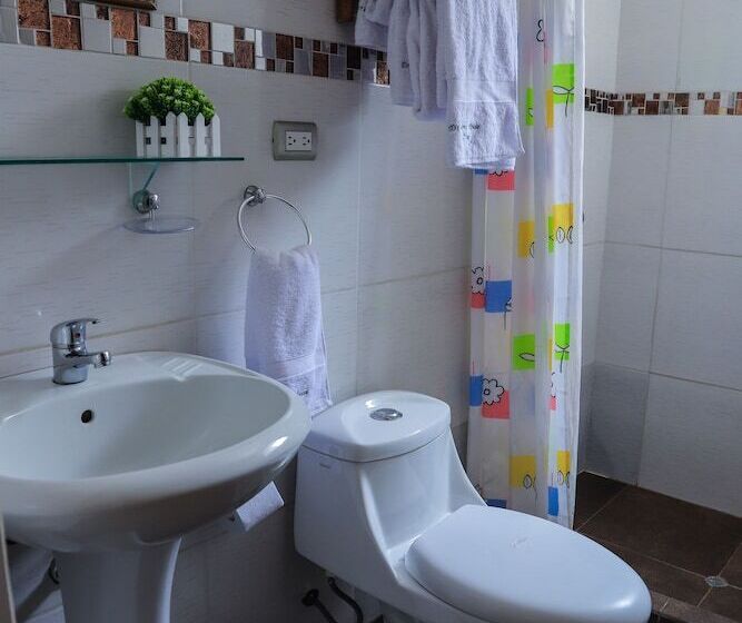 غرفة قياسية ثلاثية, Hostal Dreams House