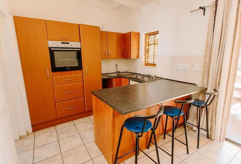 Апартаменты 1 Спальня Вид на Сад, Golden Candle Guest House