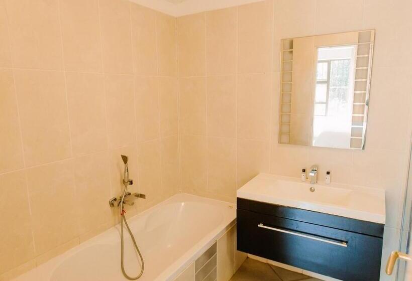 Апартаменты 1 Спальня Вид на Сад, Golden Candle Guest House