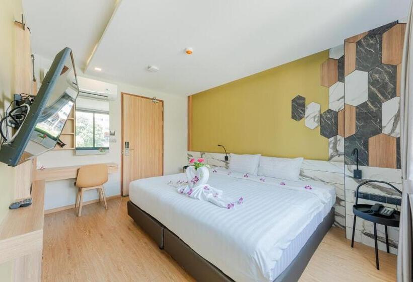 带大床的豪华间, Sky Wave Patong