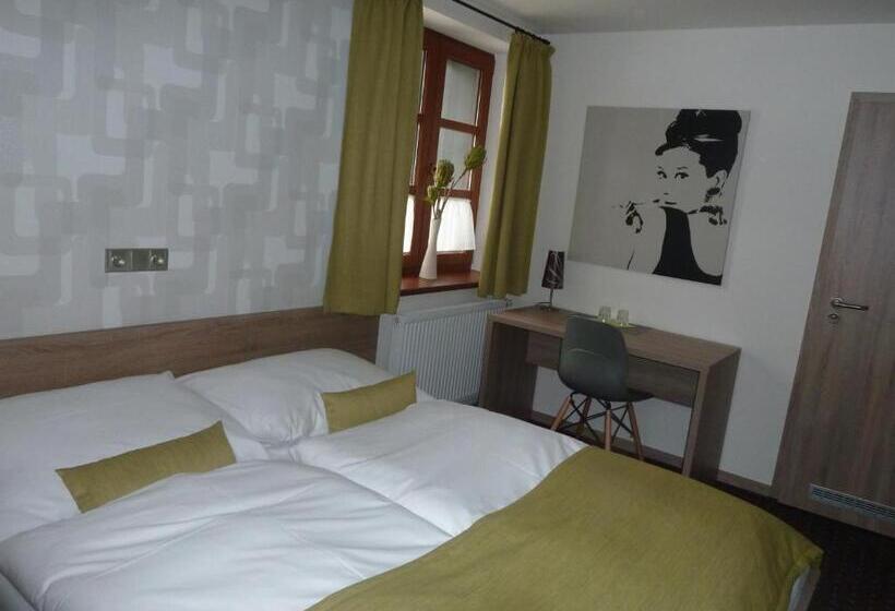 Family Suite, Restaurace A Penzion Bludoveček