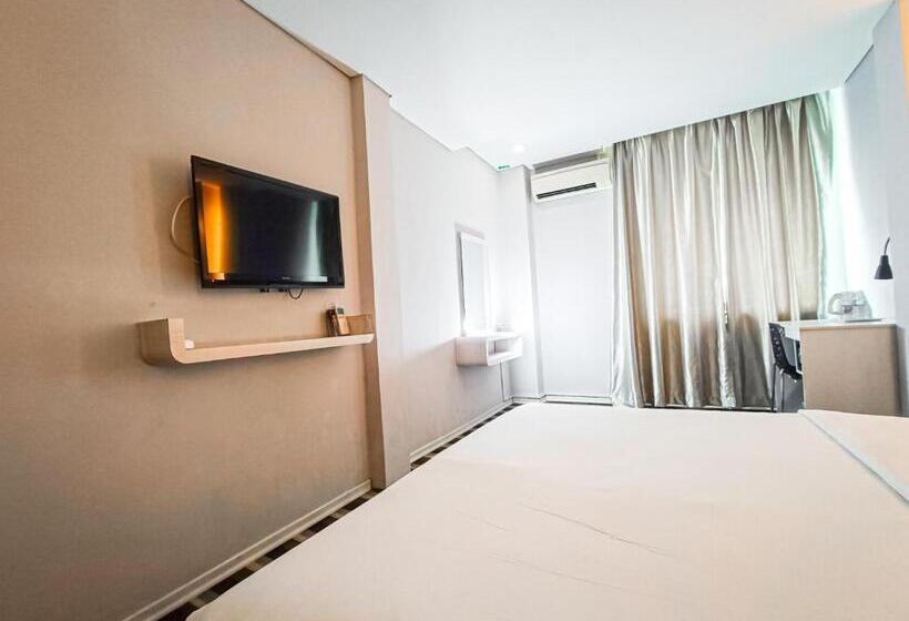 اتاق لوکس با تخت بزرگ, First Residence Hotel By Rvh