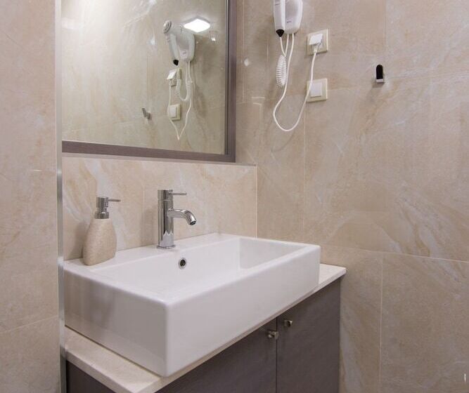 اتاق استاندارد یک نفره, Omia