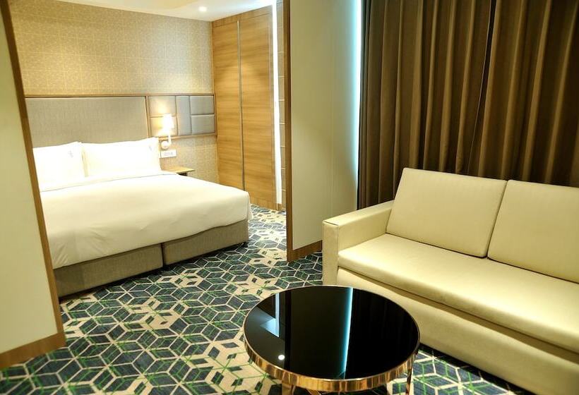 带阳台套房, Holiday Inn Gurugram Sector 90, An Ihg