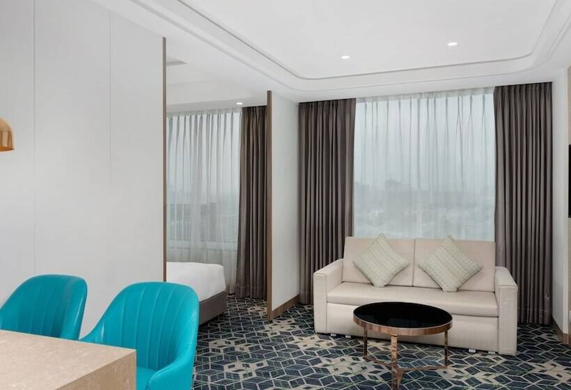 带阳台套房, Holiday Inn Gurugram Sector 90, An Ihg
