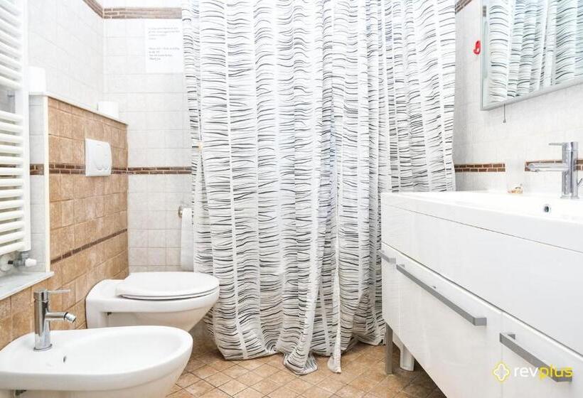 اتاق استاندارد سه تخته با سرویس بهداشتی مشترک, Lia Rooms 3
