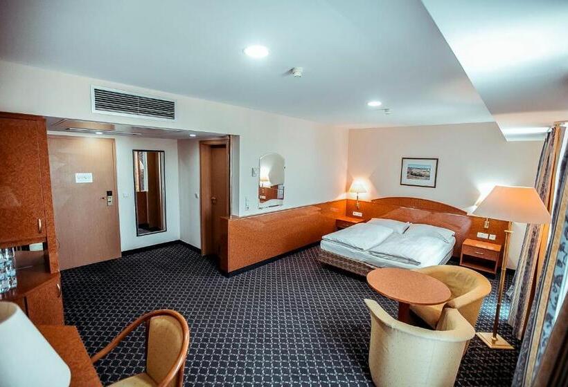 Quarto Comfort, Shodlik Palace