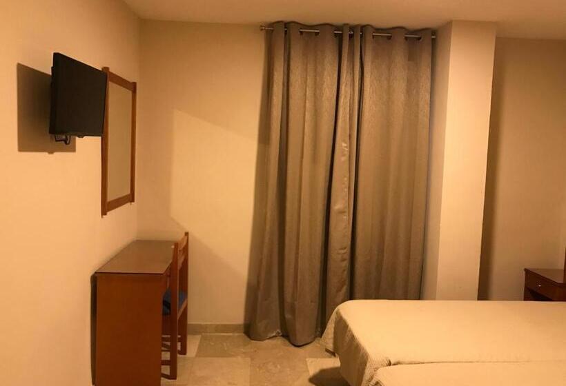 Habitación Triple Estándar, Los Galanes
