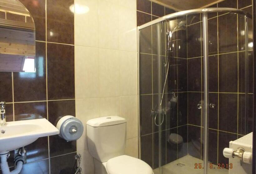 Трехместный Номер Стандарт с Балконом, Yedigoller Hotel & Restaurant