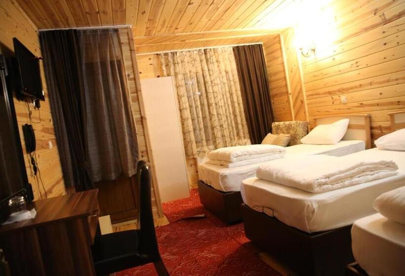 Трехместный Номер Стандарт с Балконом, Yedigoller Hotel & Restaurant