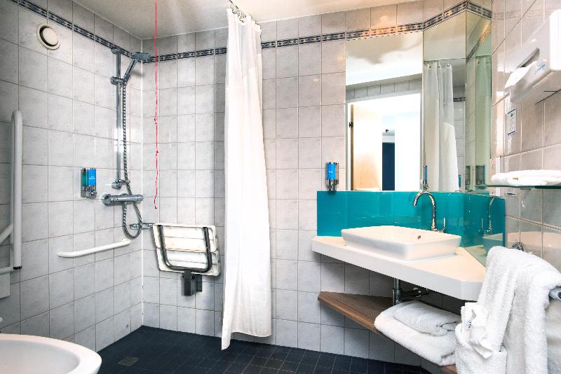 Номер Стандарт Адаптированный для Инвалидов, Holiday Inn Express London Luton Airport, An Ihg