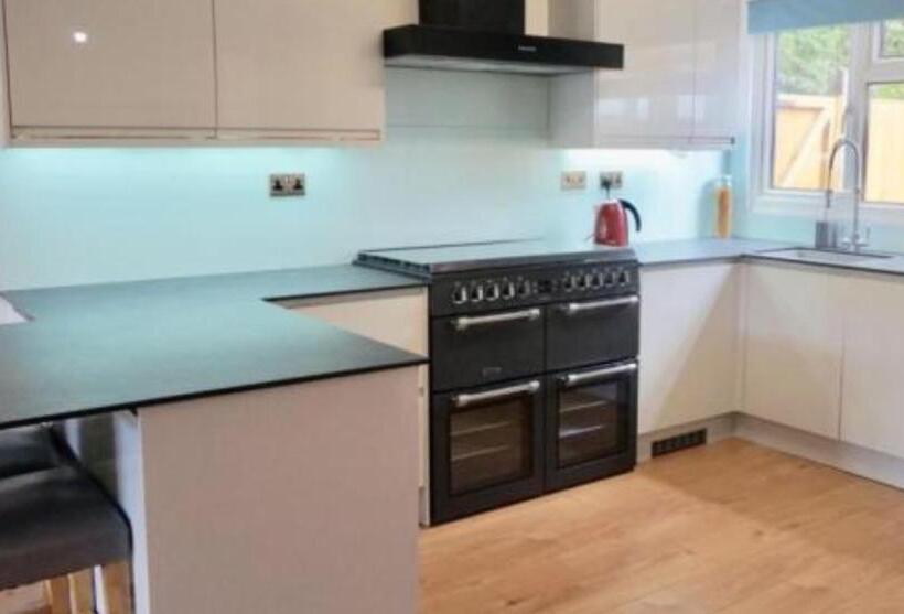 اتاق استاندارد با سرویس بهداشتی مشترک, Quiet House Beside Stansted Airport
