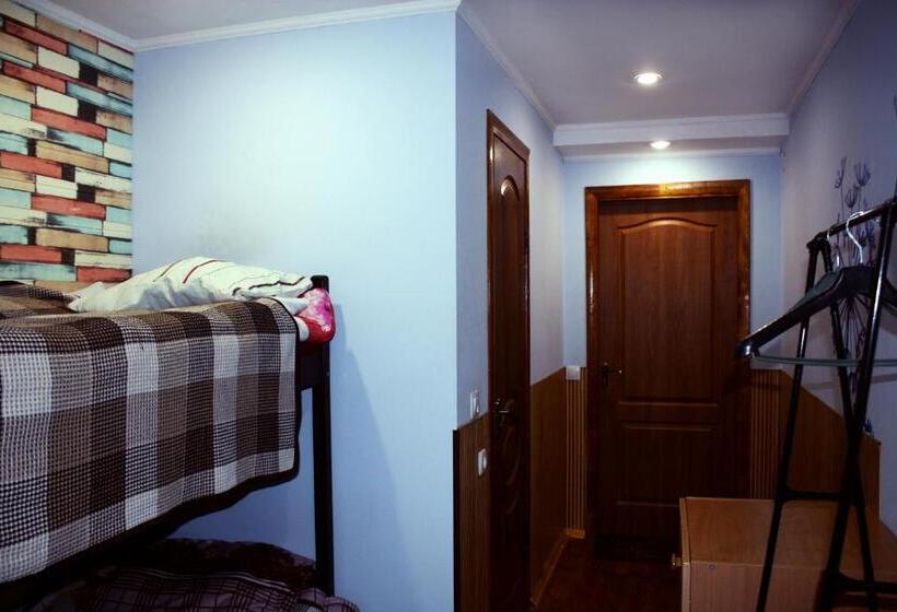 חדר בסיסי, Motel Pid Strihoyu
