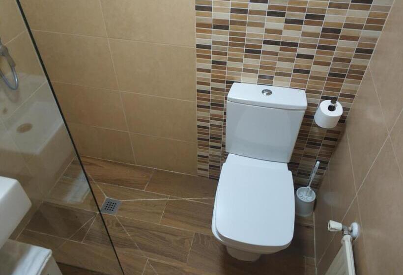 اتاق استاندارد سه نفره, Hostal Restaurante Iruñako