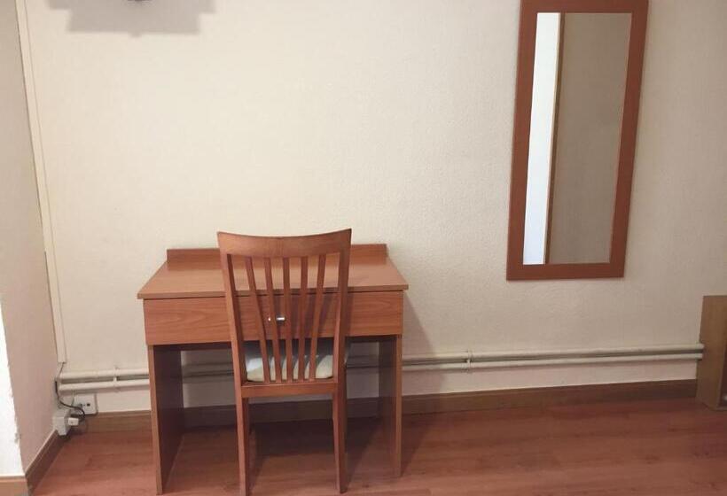 标准三人间, Hostal Restaurante Iruñako