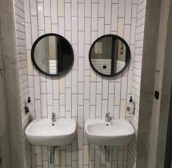 اتاق استاندارد سه تخته با سرویس بهداشتی مشترک, K43 Rooms