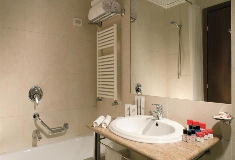 اتاق کلاسیک سه تخته, Ramada By Wyndham Naples