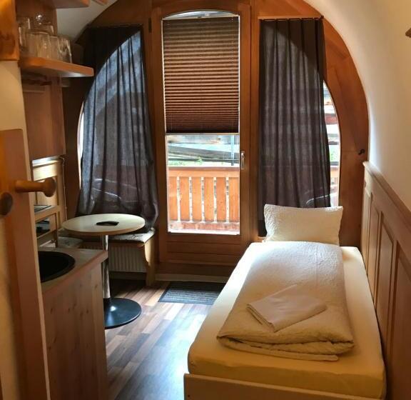 Студио Стандарт с Балконом, B&b Hotel & Appartements Chasa Valär