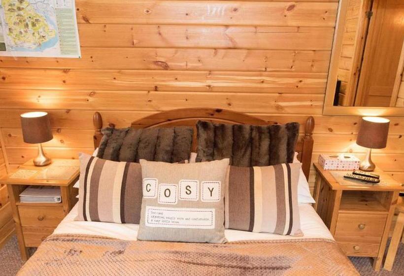 小室, Cypress Log Cabins Accommodation