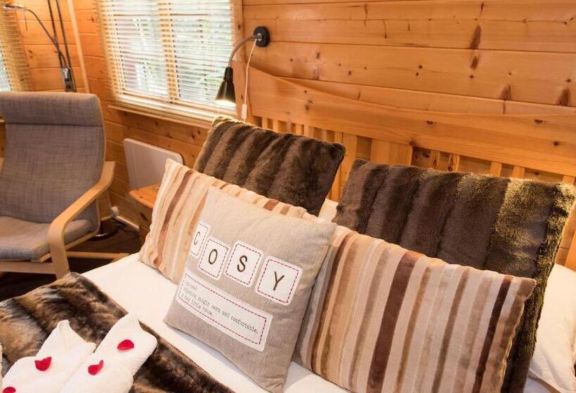小室, Cypress Log Cabins Accommodation