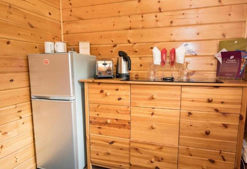 小室, Cypress Log Cabins Accommodation