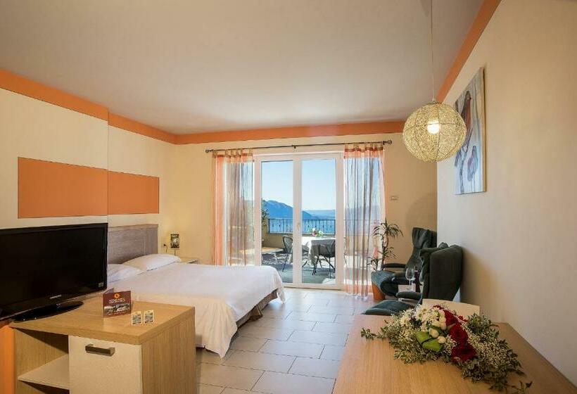 Студио Стандарт с Террасой, Residence Usignolo
