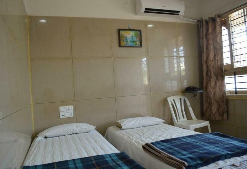 标准单人间, Mourya Deluxe A/c Lodge