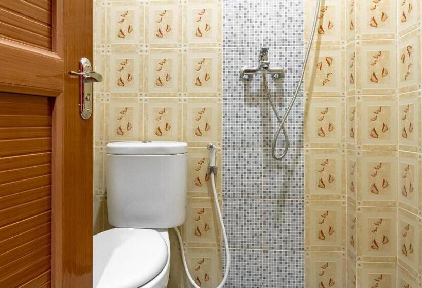 Номер Economy, Reddoorz Plus @ Gunungsari Surabaya