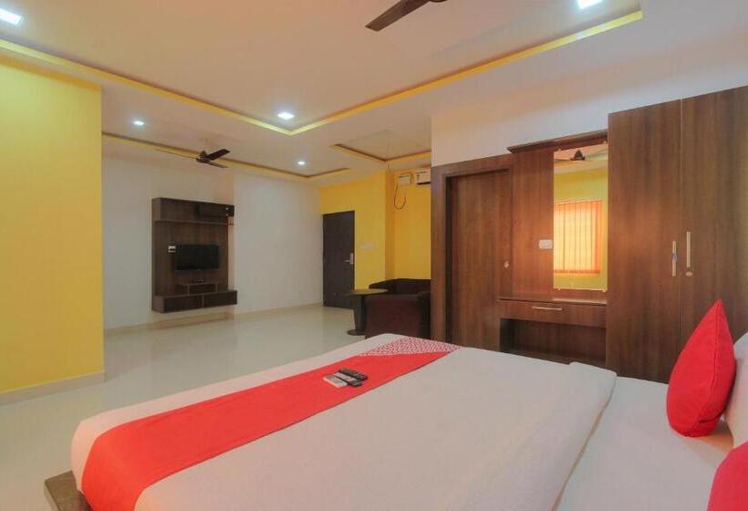 舒适三人间, Capital O 15965 Hotel Nandi Gateway