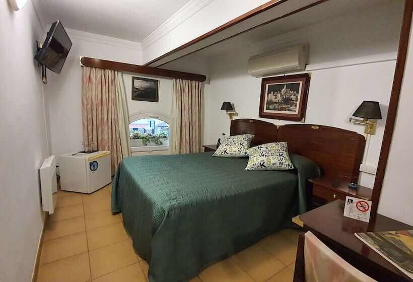 חדר אקונומי, La Residencia