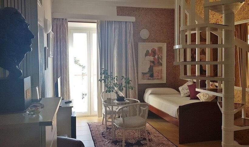 メゾネットスイート, La Residencia