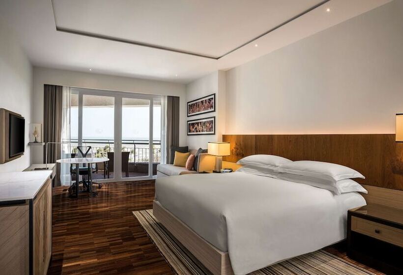 바다전망 이그제큐티브 룸, Hilton Hua Hin Resort & Spa