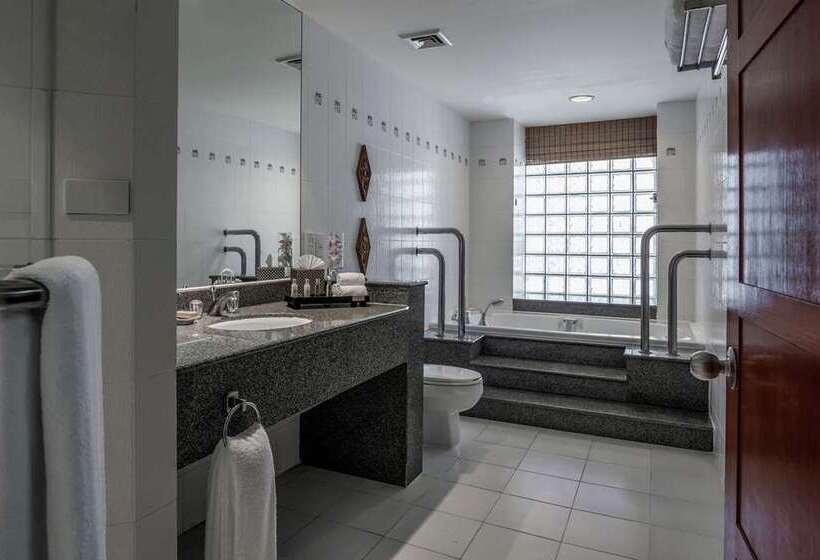 סוויטת ג'וניור נוף לים, Hilton Hua Hin Resort & Spa
