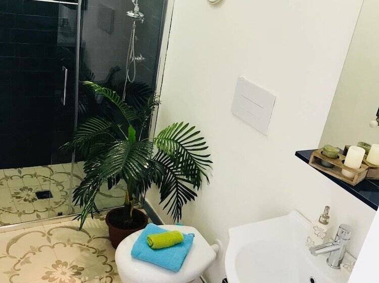 آپارتمان 1 خوابه با تراس, B&b Le Statuine