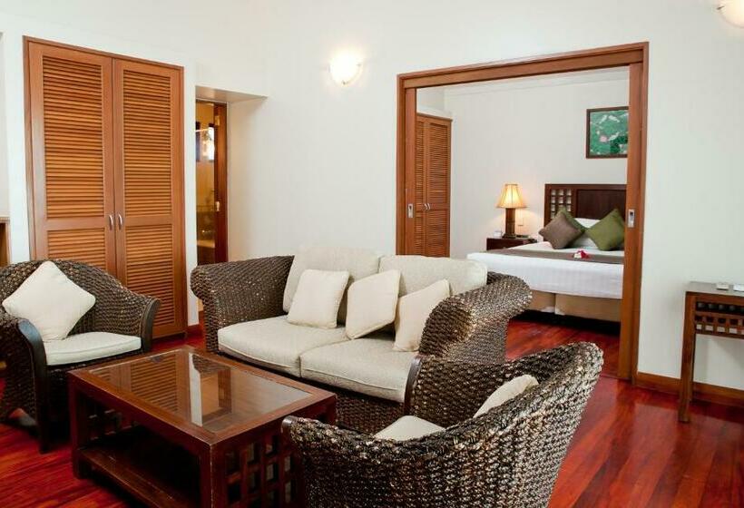 디럭스 스위트 킹 침대, The Naviti Resort
