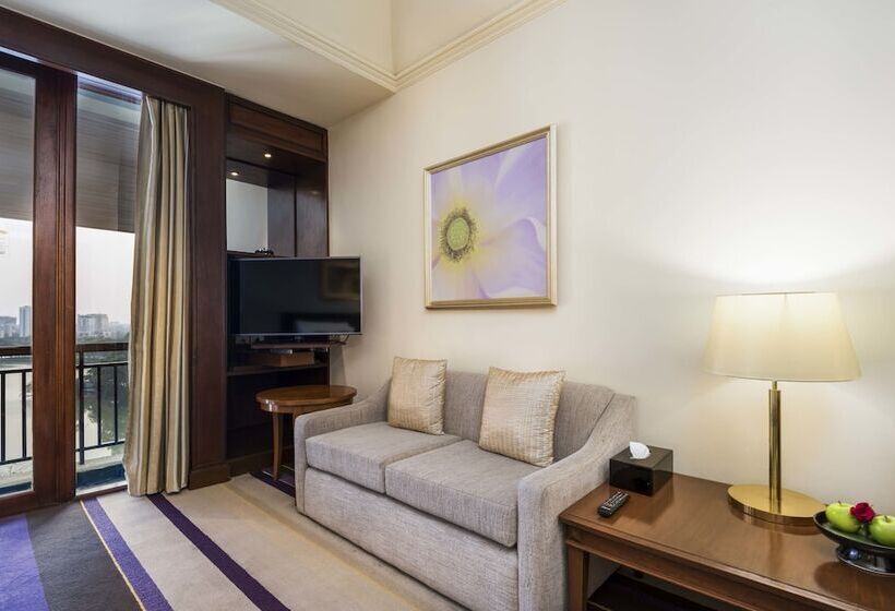Club Room, Chatrium Royal Lake Yangon