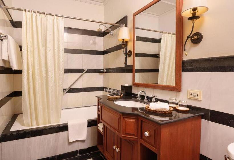 디럭스 룸 킹사이즈 침대, Settha Palace