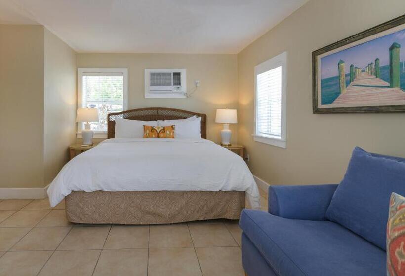 חדר סטנדרט לארבעה נוף לים, Pines & Palms Resort
