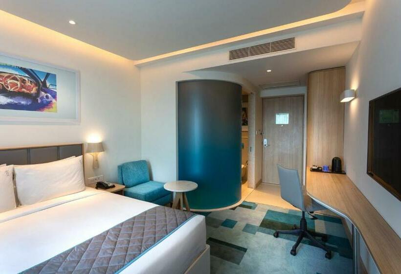 带特大床的标准间, Holiday Inn Express & Suites Bengaluru Old Madras Road, An Ihg