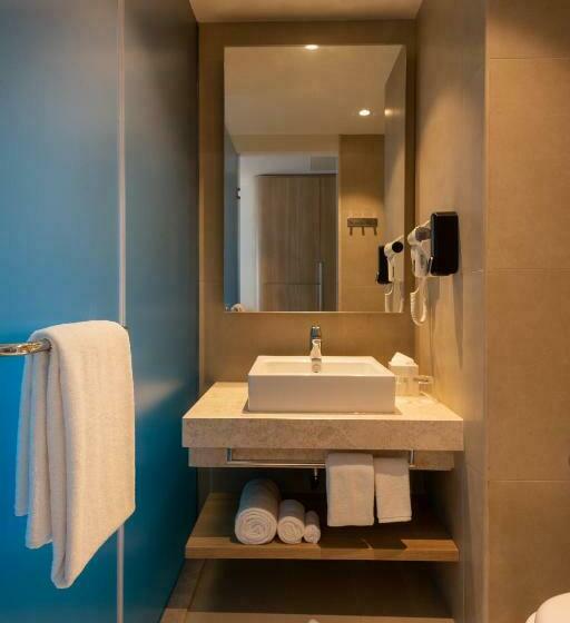 带特大床的标准间, Holiday Inn Express & Suites Bengaluru Old Madras Road, An Ihg