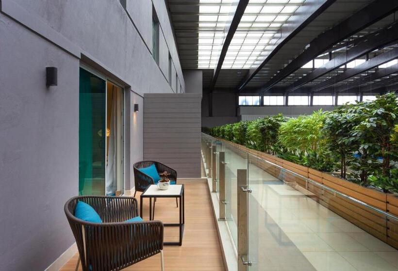 标准间带阳台, Holiday Inn Express & Suites Bengaluru Old Madras Road, An Ihg