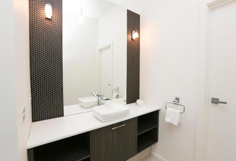Апартаменты Премиум 1 Спальня, Indulge Apartments  Cbd