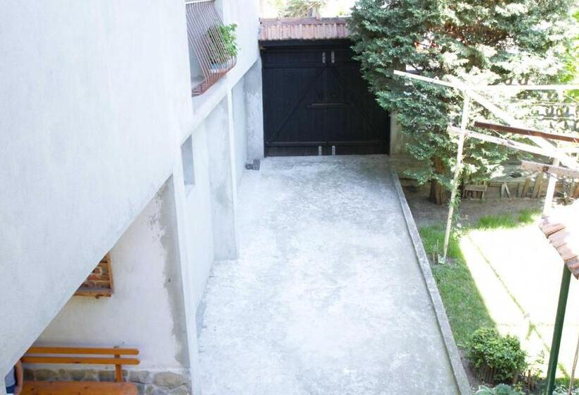 Студио Стандарт Вид на Сад, Guest House Sokratovi