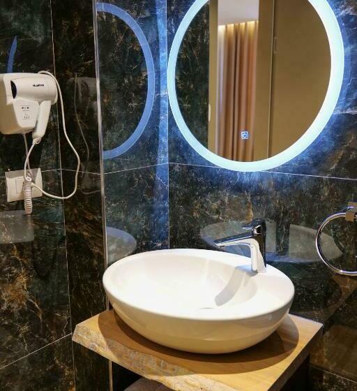 سوییت لوکس, Bora Bora Hotel Ksamil