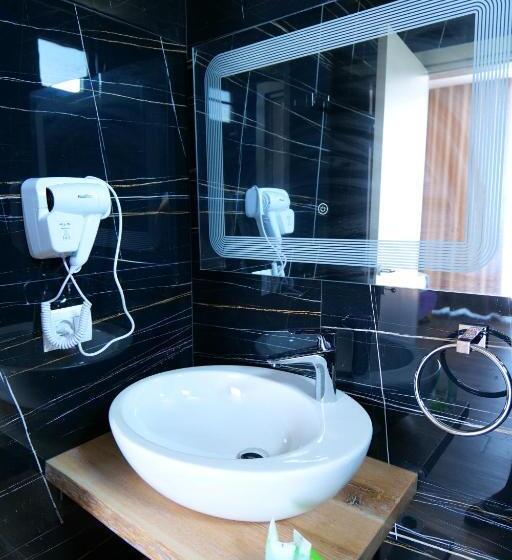 سوییت لوکس, Bora Bora Hotel Ksamil