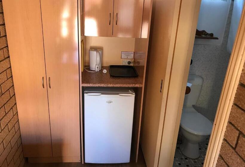 패밀리 룸, Lake Front Motel