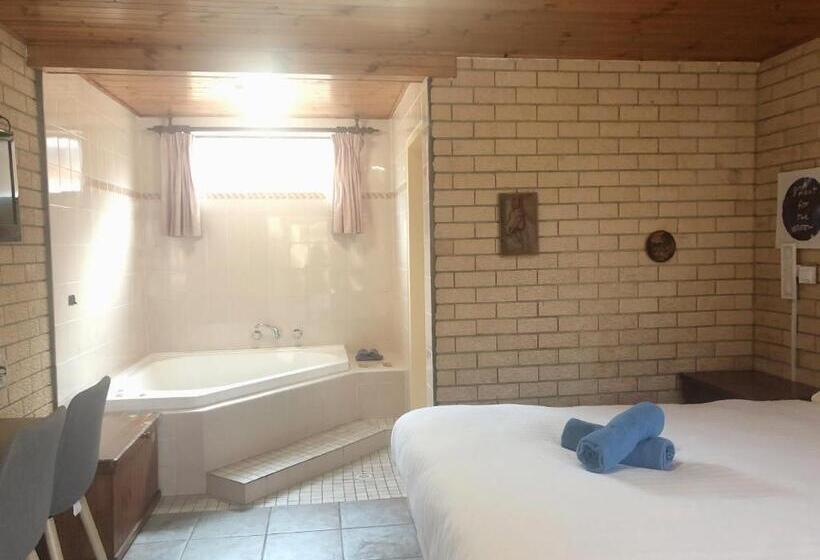 디럭스 자쿠지룸, Lake Front Motel