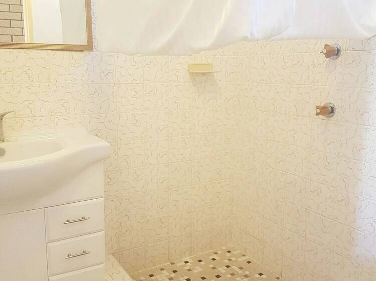 패밀리 룸, Lake Front Motel