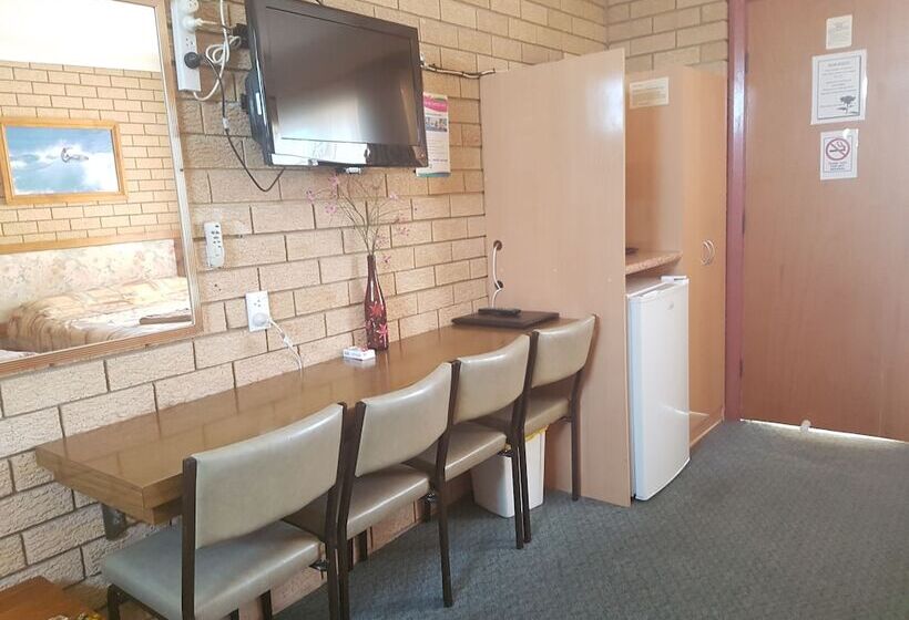 패밀리 룸, Lake Front Motel